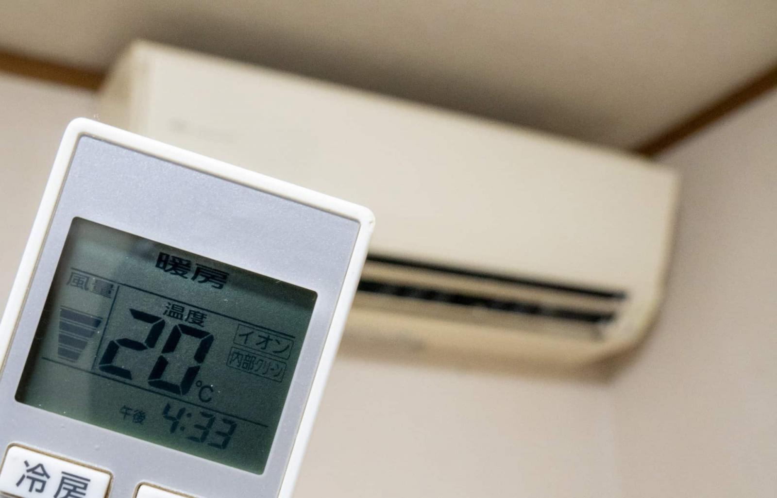 エアコンの暖房は効かないのに冷房は効くのはなぜ?原因と対処法を解説
