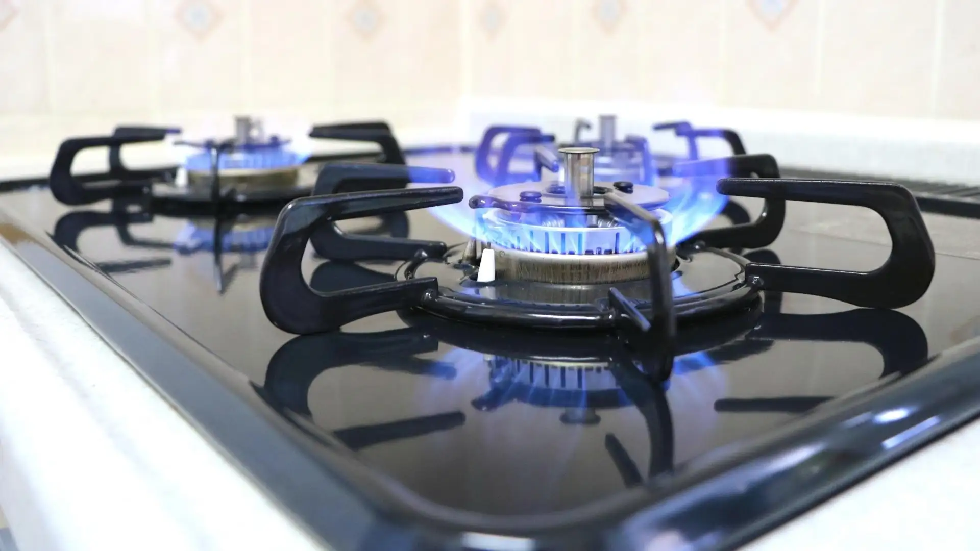 ビルトインコンロの寿命は何年？交換時期の見極め方も解説