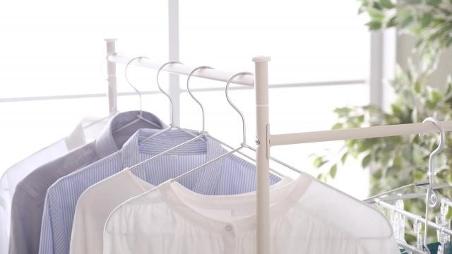 洗濯物を部屋干しするメリットとは？デメリットとその解決策も紹介